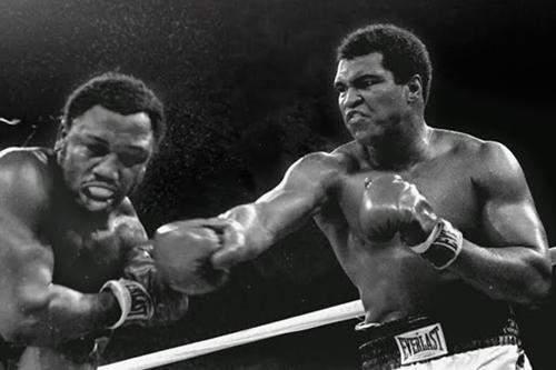 A luta marcante em que Frazier derrotou Ali depois do título olímpico em Tóquio 1964 / Foto: Getty Images