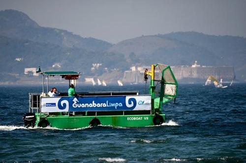 Ecobarco trabalha para limpar Baía / Foto: Getty Images