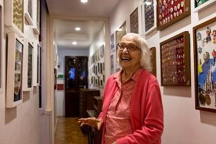 Margarida diante de parte do seu acervo: – Colecionar, que era hobby, passou a ser forma de sobrevivência, diz / Foto: Miriam Jeske/Brasil2016.gov.br