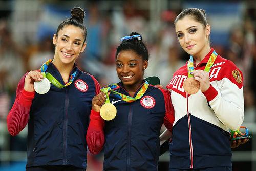 Raisman, Biles e Mustalina no pódio / Foto: Alex Livesey / Getty Images