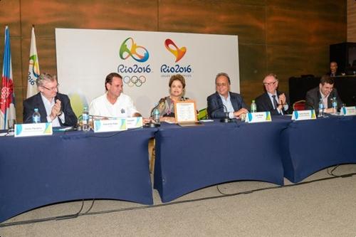 Dilma mostra a placa com os 10 Mandamentos dos Jogos Rio 2016 / Foto: Alex Ferro / Rio 2016