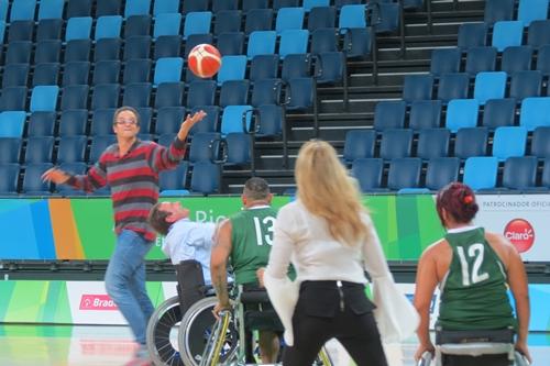 Marcel dá chapéu no prefeito Eduardo Paes, que jogou com Hortência na inauguração da Arena de Basquete da Rio 2016 / Foto: Esporte Alternativo