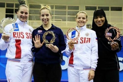 Ibtihaj, à direita, posa com o bronze na Copa do Mundo e vestindo seu hijab / Foto: Reprodução / Instagram