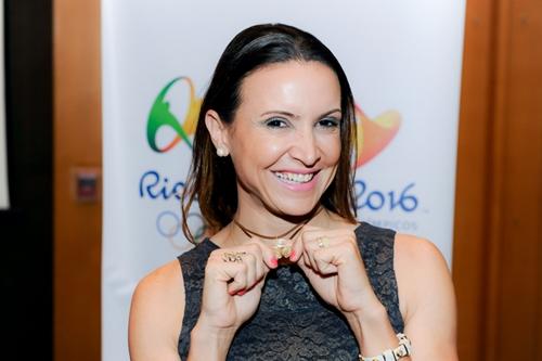 A medalhista Olímpica Maurreen Maggi aproveitou para posar com o novo acessório Rio 2016 / Foto: Rio 2016 / Alex Ferro