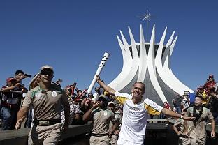 Vanderlei Cordeiro faz o famoso aviãozinho na saída da Catedral / Foto: Divulgação/Rio 2016