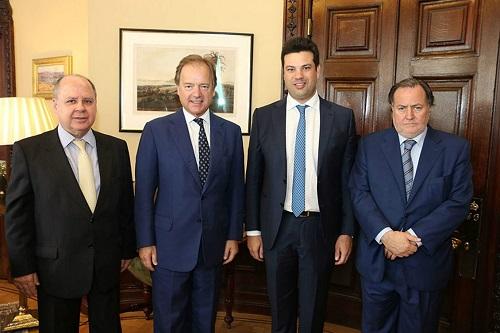 O ministro do Esporte, Leonardo Picciani (ao centro, de gravata azul), com o ministro dos Negócios Estrangeiros e da Commonwealth, Hugo Swire (de gravata preta) / Foto: Roberto Castro/ME