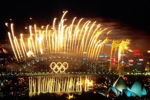 Anéis olímpicos na Harbour Bridge, em Sydney, em 2000 / Foto: Getty Images