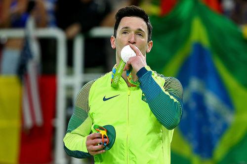 Diego se emociona ao receber medalha / Foto: Alex Livesey / Getty Images