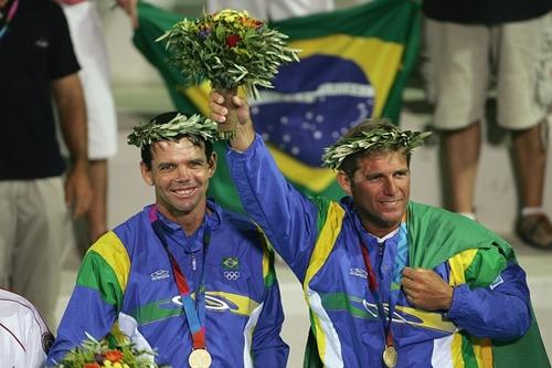 Torben (à esquerda) e o parceiro Marcelo Ferreira com o ouro olímpico de Atenas 2004 / Foto: Clive Mason / Getty Images