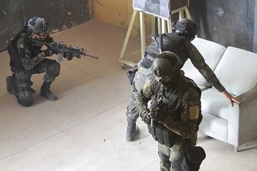 Militares das Forças Especiais durante simulado de combate urbano / Foto: PH Freitas / MD