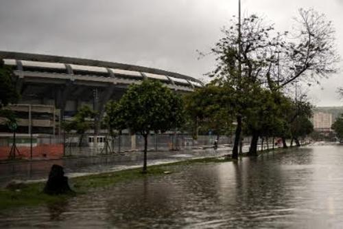 Em 2013 Maracanã já sofria com enchentes; obras não foram concluídas até hoje / Foto: Buda Mendes / Getty Images