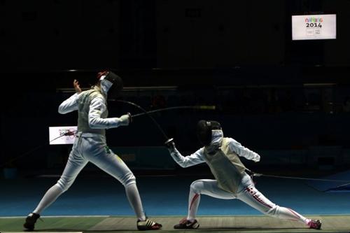 A brasileira Grabriela Cecchini (à esquerda) enfrenta a japonesa Karin Miyawaki em etapa preliminar dos Jogos Olímpicos da Juventude Nanjing 2014 / Foto: Stanley Chou / Getty Images