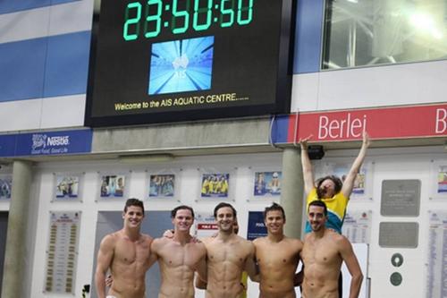Matthew Abood, nadador australiano, postou foto e brincou: "Não é todo dia que o treino termina a 10 minutos para meia-noite" / Foto: Reprodução / Instagram