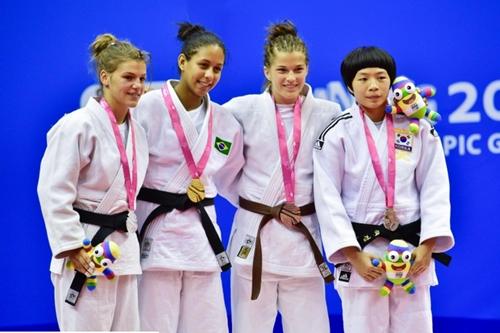 Com um ippon na final, Layana Colman sobe ao lugar mais alto do pódio e é campeã na categoria 52kg / Foto: Wander Roberto / Inovafoto / COB