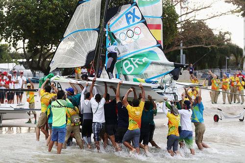 Martine e Kahena têm barco levantado por familiares e amigos após ouro na Rio 2016 / Foto: Clive Mason / Getty Images