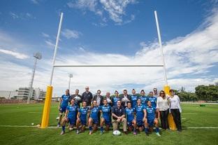 Integrantes da seleção brasileira feminina de rúgbi e autoridades durante a entrega do campo da UFRJ /  Foto: André Motta/Brasil2016.gov.br