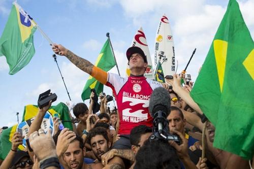 Gabriel Medina é ovacionado após conquista do título / Foto: Divulgação