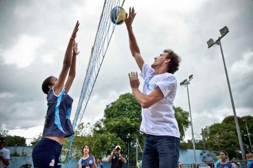 Emanuel Rego joga vôlei de praia com jovens durante a primeira edição do Festival, em 2014 / Foto: André Redlich / Comitê Rio 2016