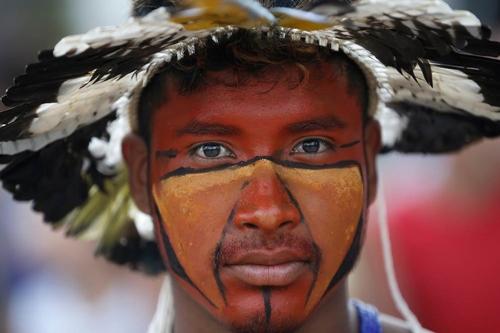 Em Itamaraju, Santa Cruz Cabrália e Porto Seguro, indígenas vestiram trajes típicos para participar do revezamento / Foto: Marcos Paulo / Rio 2016