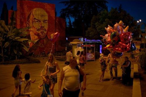 Imagem do líder soviético Vladimir Lenin próxima a uma instalação olímpica; Rússia tentou mostrar, em Sochi 2014, uma nova cara ao Ocidente / Foto: Mikhail Mordasov