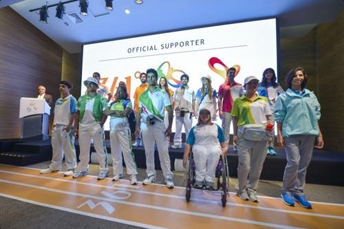 Voluntários pioneiros atuaram como modelos para apresentar os uniformes criados pela empresa para diversos eventos esportivos, como os Jogos Nanjing 2014 / Foto: Alexandre Loureiro / Rio 2016