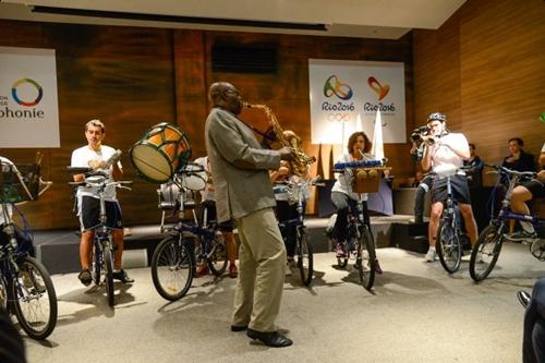 Porta-voz da Francofonia Olímpica, o músico camaronês Manu Dibango deu uma palinha junto com integrantes da Orquestra Cyclophonia / Foto: Rio 2016 / Alex Ferro