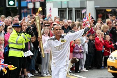Vanderlei em uma de suas homenagens que recebe até hoje: carregando a tocha olímpica em Londres 2012 / Foto: LOCOG / Getty Images