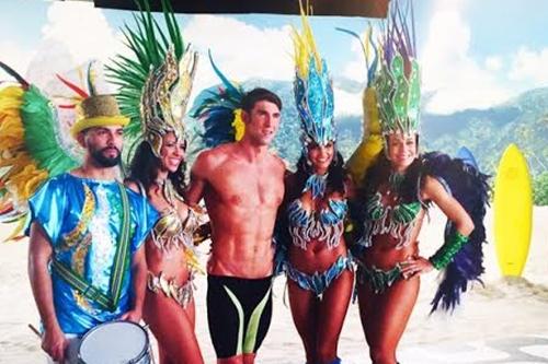 Phelps posa com passistas de Carnaval para promover Rio 2016 / Foto: Reprodução / Twitter