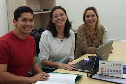 Aércio de Oliveira e Claudia Silva, da CBAt, recebem a professora Juliana Dantas de Medeiros (centro) da UFPB / Foto: Jaqueline Ferreira / CBAt