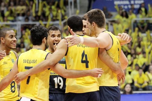 Jogadores se abraçam após conquista de mais um ponto para o Brasil / Foto: Alexandre Arruda / CBV