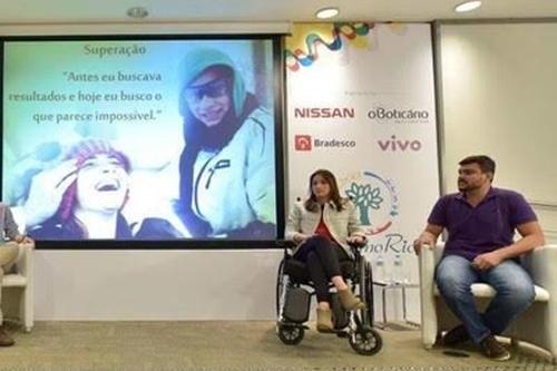 Lais trabalha dando palestras motivacionais / Foto: Reprodução / Facebook