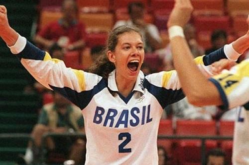 Medalhista olímpica em Atlanta (1996), a ex-jogadora será a responsável por finalizar a passagem da tocha pelo município, na terça-feira (12) / Foto: Divulgação