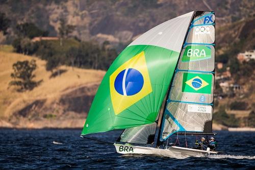 Três primeiras duplas da classe 49erFX estão empatadas. Brasileiras aparecem na segunda posição por critério de desempate, mas dependem apenas de seus resultados para o título / Foto: Sailing Energy/World Sailing