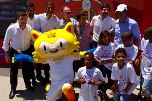 O mascote Vinícius com o uniforme oficial ao lado de crianças e autoridades ligadas à organização / Foto: Mateus Baeta/Brasil2016.gov.br