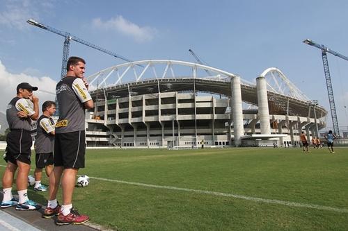 Campo anexo ao Engenhão, que está repleto de guindastes / Foto: Botafogo / Satiro Sodré