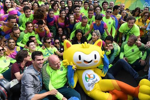 Atletas posam para foto na cerimônia de boas vindas na Vila Olímpica / Foto: Pascal Le Segretain / Getty Images