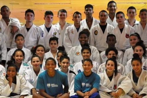 Sarah e Rafaela treinaram com os 55 atletas participantes da 2ª edição do Treinamento de Campo dos Jogos Escolares da Juventude / Foto: Divulgação/CBJ