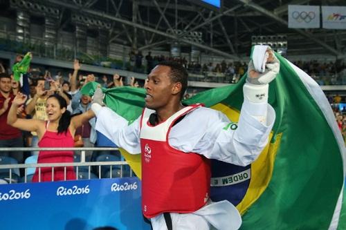 De virada, brasileiro derrotou atleta britânico e comemora com a família / Foto: Saulo Cruz/Exemplus/COB