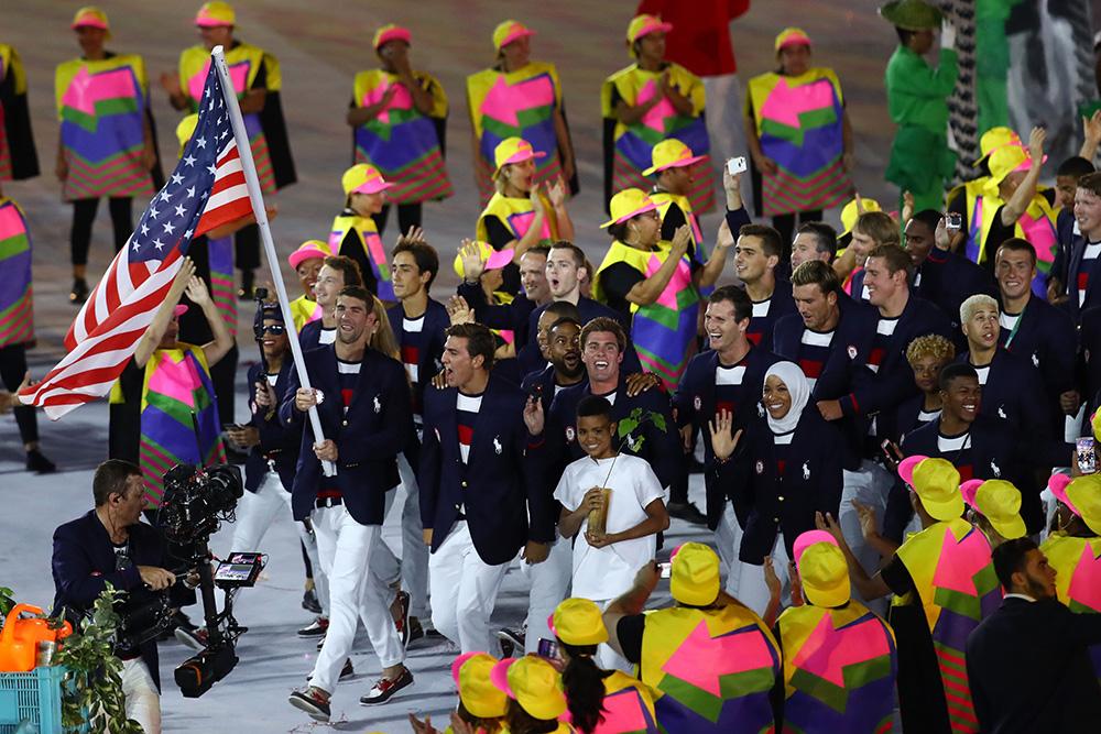 Michael Phelps leva a bandeira americana durante os Jogos Olímpicos  / Foto: Clive Brunskill/Getty Images