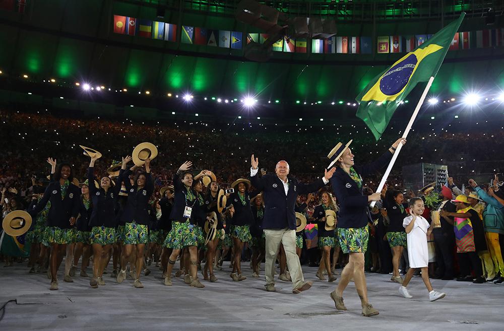 Yane Marques conduz a bandeira brasileira durante a cerimônia de Abertura da Rio 2016  / Foto: Cameron Spencer/Getty Images