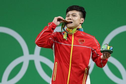 Qinquan Long ergue 307kg e volta ao topo do pódio Olímpico na categoria até 56kg / Foto: Lars Baron/Getty Images