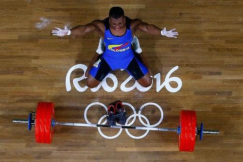 Oscar Figueroa tornou-se o primeiro homem campeão Olímpico da história de seu país / Foto: Pool/Getty Images