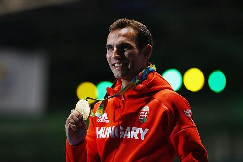 Aron Szilagy recebe medalha de ouro / Foto: Dean Mouhtaropoulos/Getty Images