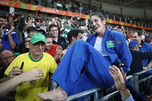 Após ser derrotada na semifinal, brasileira venceu a cubana Yalennis Castillo e subiu ao pódio / Foto: Julian Finney/Getty Images