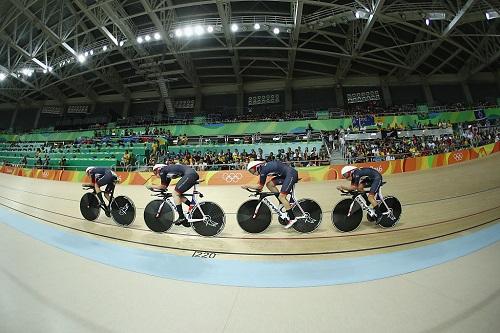 Ciclistas disputaram as finais das provas de velocidade por equipe feminina e perseguição por equipe masculina / Foto: Bryn Lennon/Getty Images