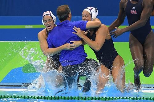 Americanas derrotaram a Itália por 12 a 5 e são as primeiras a ganhar dois ouros seguidos / Foto: Matthias Hangst/Getty Images