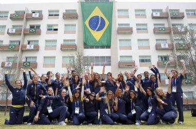 Uma das maiores delegações dos Jogos Pan-americanos Guadalajara 2011, com 519 atletas, o Brasil vai aos poucos colorindo a Vila Pan-americana de verde e amarelo / Foto: Washington Alves / Inovafoto / COB