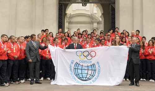 Presidente chileno ao lado de atletas. País será sede do Sul-Americano de 2014 / Foto: Divulgação
