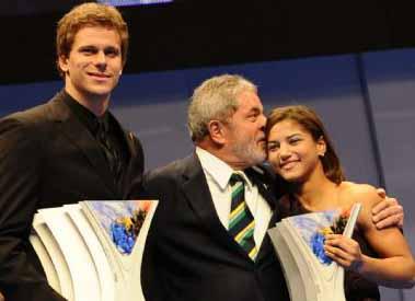 Presidente Lula entrega o prêmio a Cesar Cielo e a judoca da judoca Sarah Menezes na cerimônia de 2009, durante o Troféu Melhor do Ano no Esporte  / Foto: Sérgio Huoliver / Divulgação COB