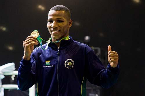 Robson Conceição com a medalha dourada: confiança em alta para 2016 / Foto: MiriamJeske/HeusiAction/brasil2016.gov.br